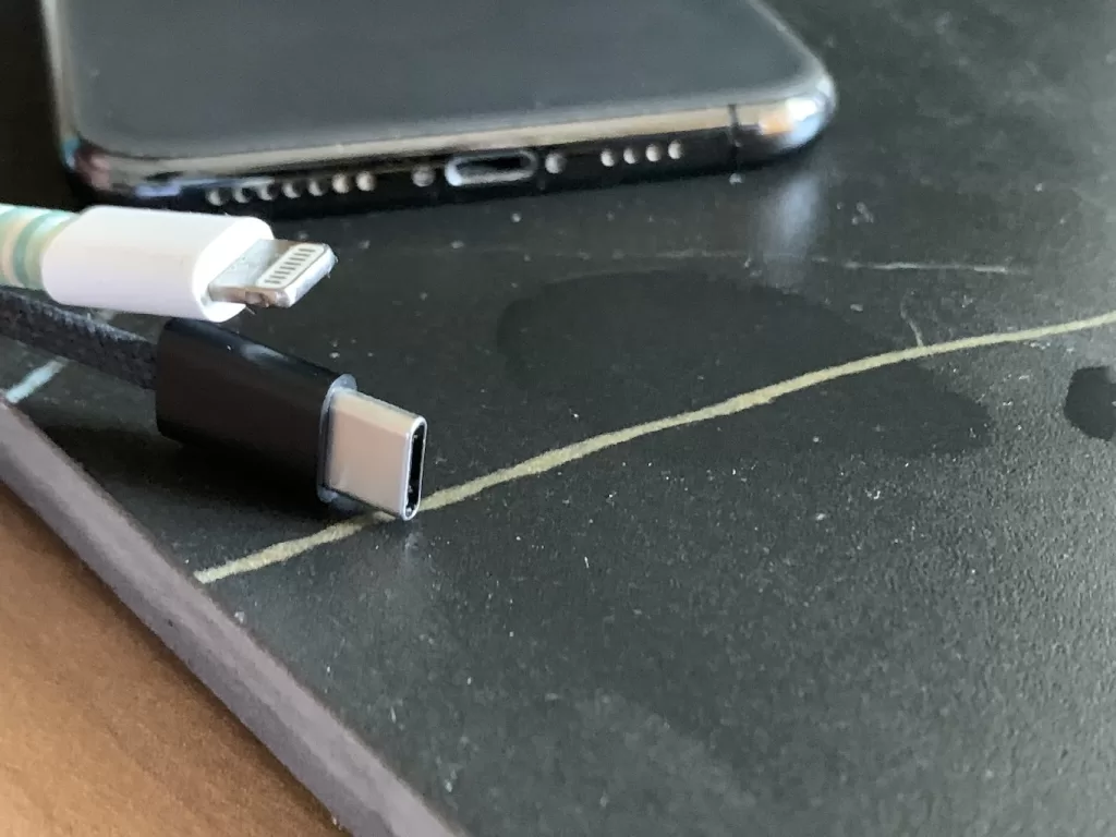 Lightning connector - USB-C - iPhone charging - Issues when water content is detected by iPhone or iPad
